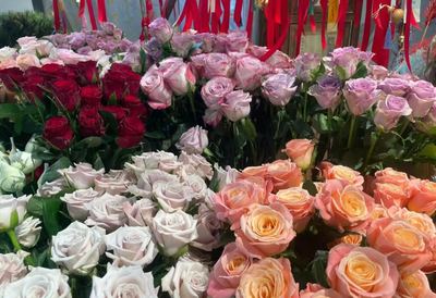 七夕禮品新風尚 實用型禮物走俏，花卉市場綻放浪漫經濟